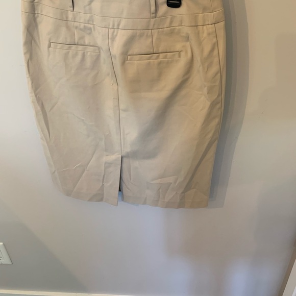 Beige APT.9 cotton blend pencil skirt. Size 8
B5 - Picture 2 of 5